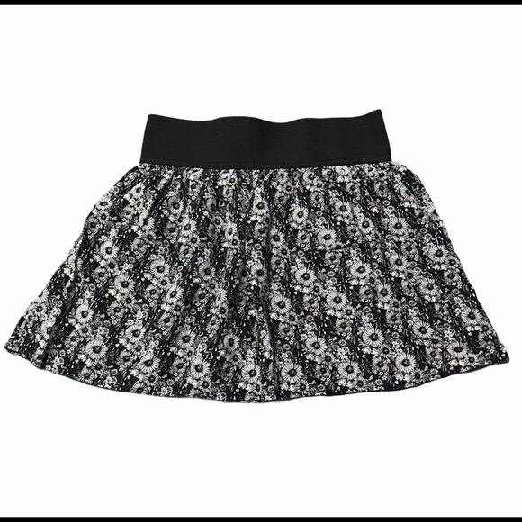 Takara Mini Skirt Black & White Floral Print Flowy Elastic Waist - Medium - Picture 7 of 7